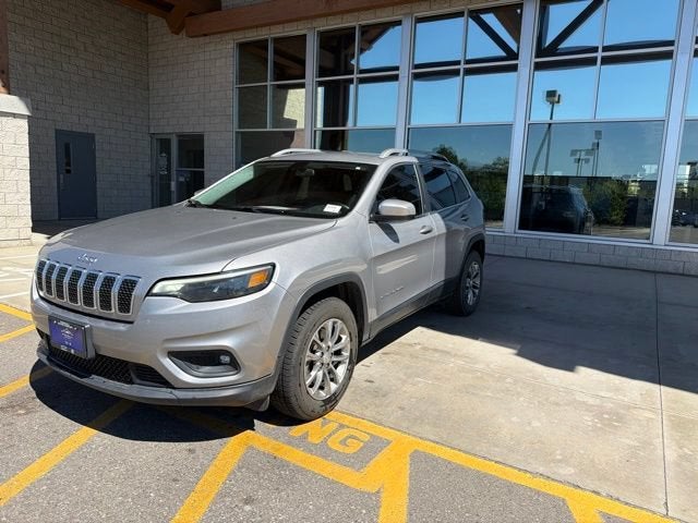 2019 Jeep Cherokee Latitude Plus 4x4 in Silver — front three-quarter view