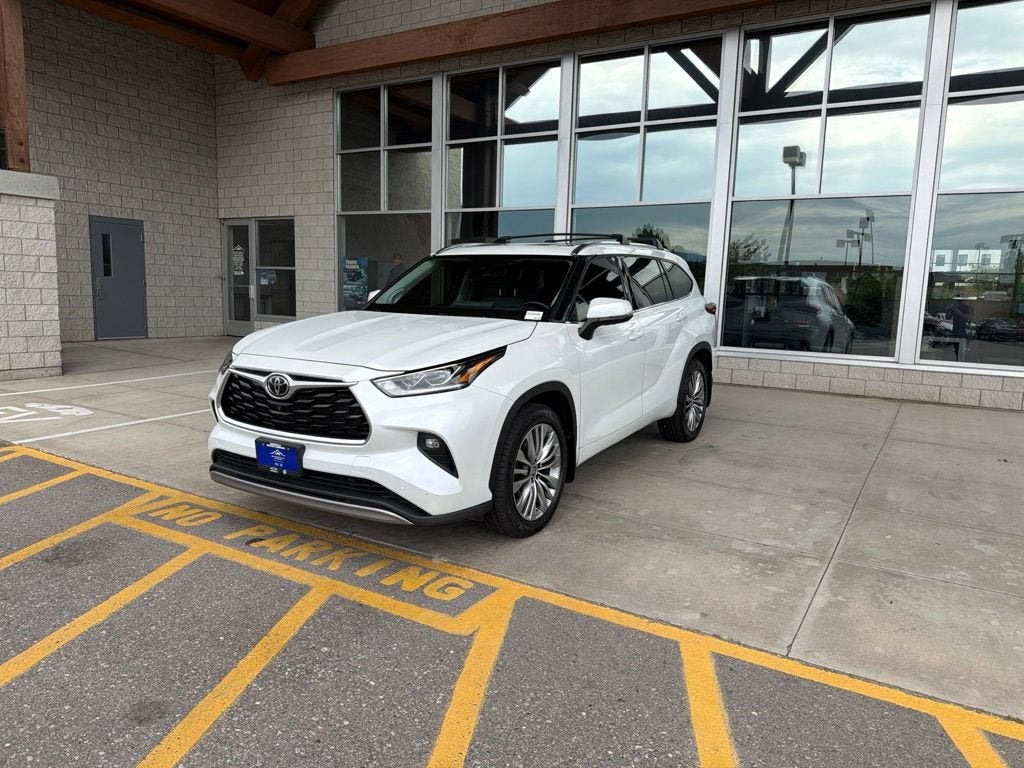 2022 Toyota Highlander Platinum in Off-White — front three-quarter view